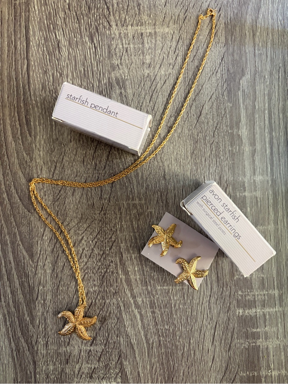 Vintage Avon Gold Starfish Necklace and Stud Earrings Set - Gold Finish